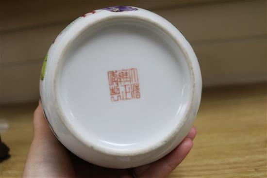 A pair of early 20th century Chinese vases H.18cm